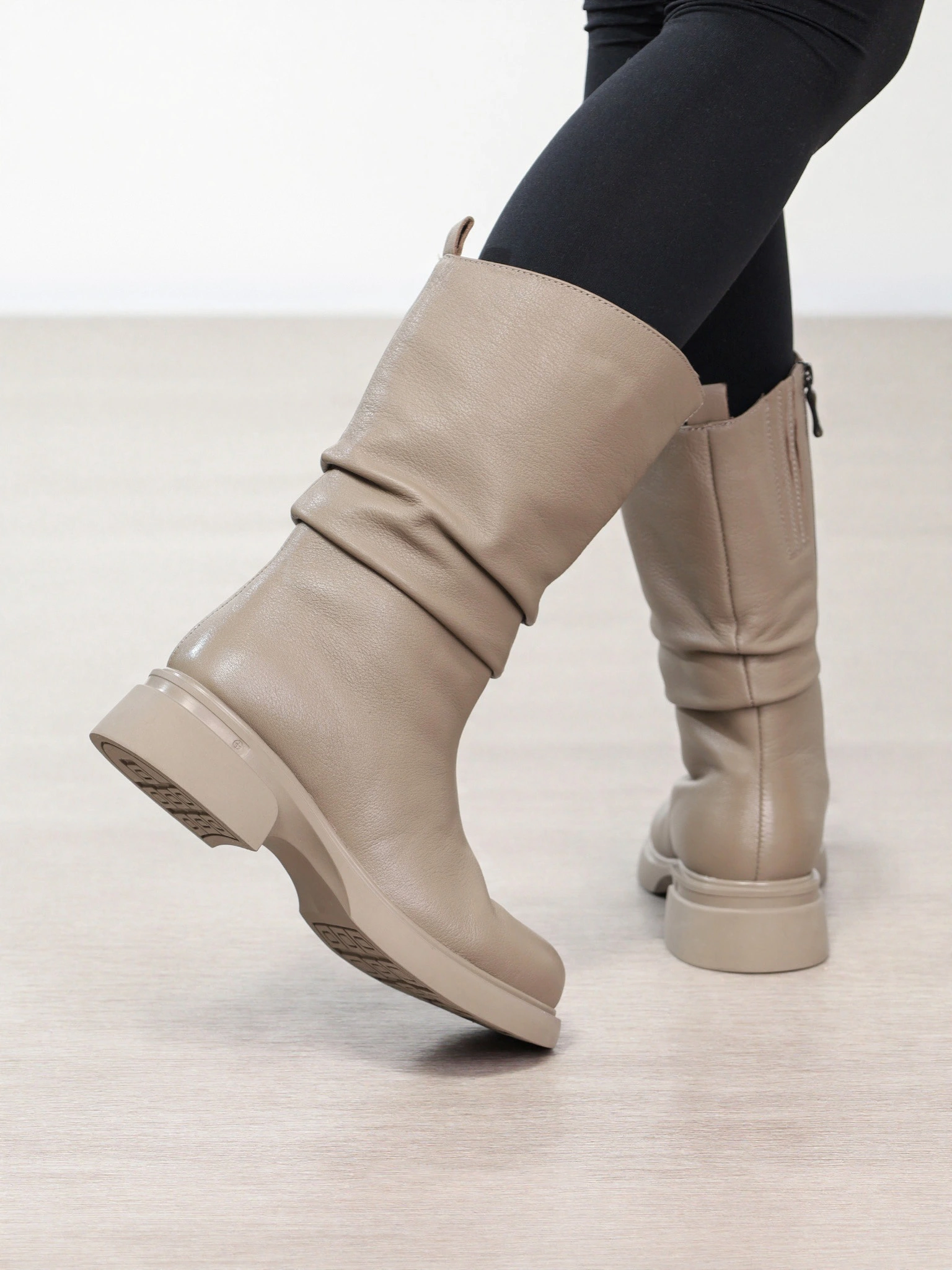 Сапоги серого цвета на среднем широком каблуке с мягкими складками